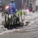 Banjir yang menggenangi jalanan saat Kota Malang diguyur hujan lebat.
