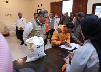 Pj Wali Kota Batu Aries Agung Paewai ikut membantu penyaluran beras cadangan pangan yang rencana didistribusikan untuk 9.071 KPM di Kota Batu pada April 2023 ini.