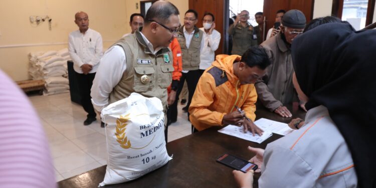 Pj Wali Kota Batu Aries Agung Paewai ikut membantu penyaluran beras cadangan pangan yang rencana didistribusikan untuk 9.071 KPM di Kota Batu pada April 2023 ini.