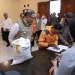 Pj Wali Kota Batu Aries Agung Paewai ikut membantu penyaluran beras cadangan pangan yang rencana didistribusikan untuk 9.071 KPM di Kota Batu pada April 2023 ini.
