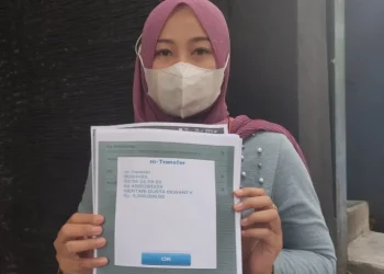 Korban arisan bodong di Kota Malang menunjukkan bukti transfer iuran arisan.