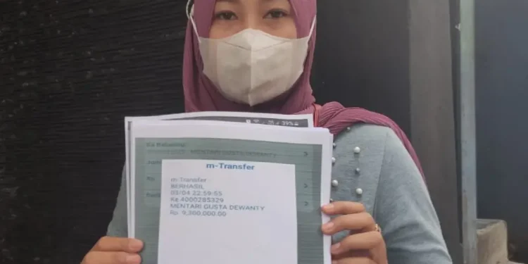 Korban arisan bodong di Kota Malang menunjukkan bukti transfer iuran arisan.