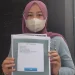 Korban arisan bodong di Kota Malang menunjukkan bukti transfer iuran arisan.