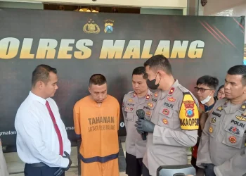 Tersangka David Humaidi saat dimintai keterangan oleh polisi.