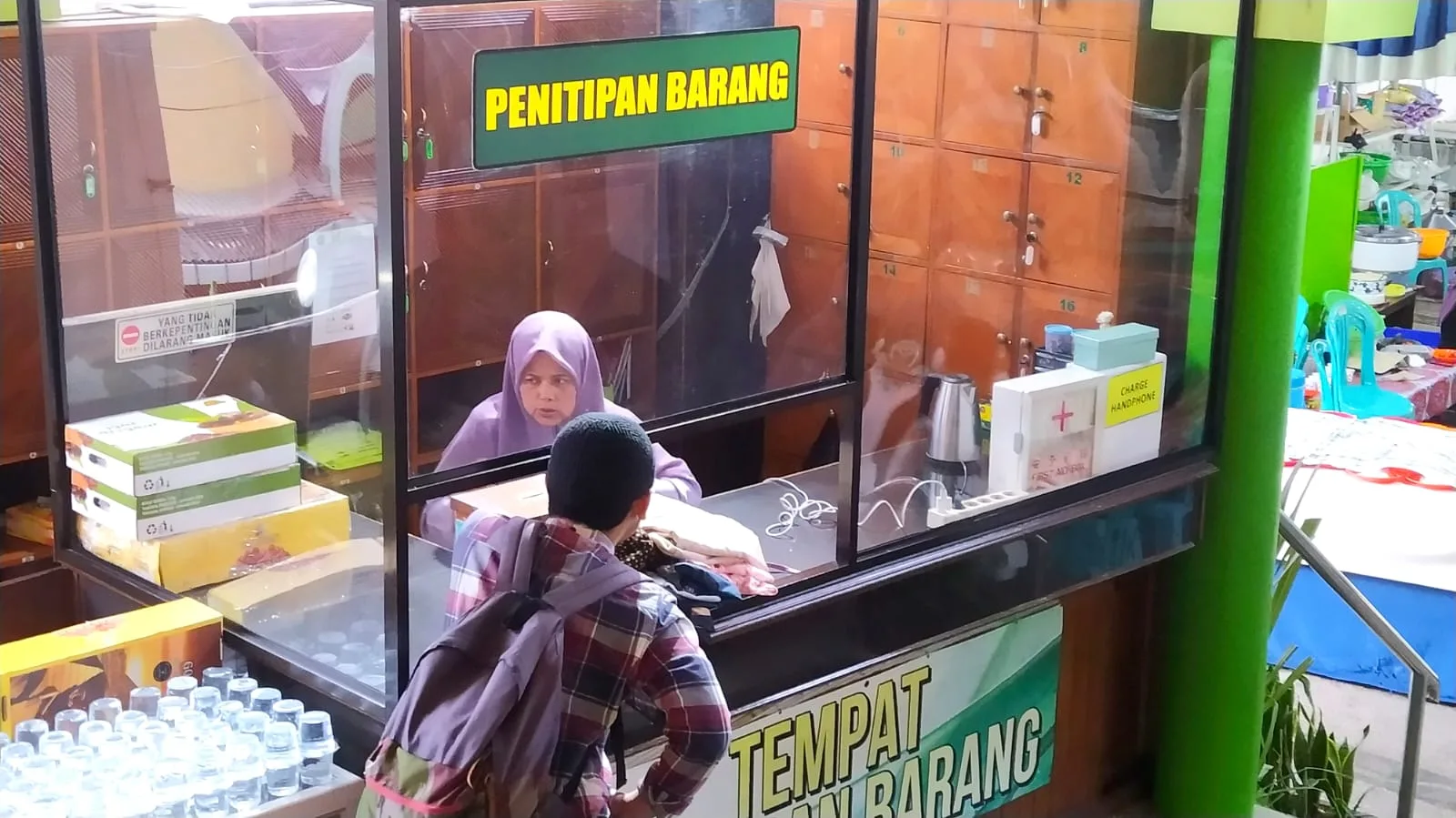 Loket penitipan barang di Masjid An-Nuur Kota Batu yang disediakan gratis tanpa pungutan biaya agar tidak ada lagi kejadian barang tertinggal.