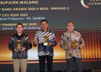 Dari kiri ke kanan: Plt Direktur RSUD Kanjuruhan dr Bobi Prabowo, Sekda Kabupaten Malang Wahyu Hidayat, Kepala Dinas Kesehatan Kabupaten drg Wiyanto Wijoyo usai menerima penghargaan TOP BUMD Awards.