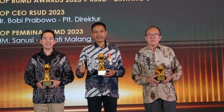 Dari kiri ke kanan: Plt Direktur RSUD Kanjuruhan dr Bobi Prabowo, Sekda Kabupaten Malang Wahyu Hidayat, Kepala Dinas Kesehatan Kabupaten drg Wiyanto Wijoyo usai menerima penghargaan TOP BUMD Awards.