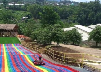 Sensasi baru berwisata di Kota Batu, Jawa Timur dengan mencoba wahana Rainbow Slide di Batu Love Garden (Baloga).