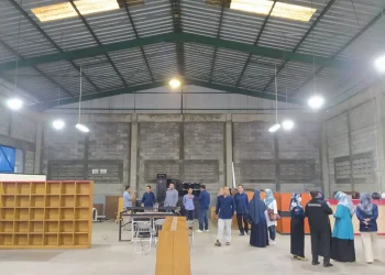 Sejumlah mahasiswa Vokasi UMM tengah sibuk berkutat merakit mesin. Mereka ikut terjun langsung berproduksi bersama mitra industri yang beroperasi di kampus.