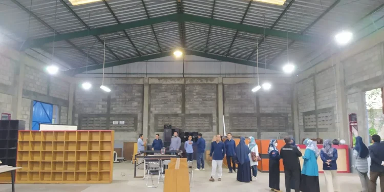 Sejumlah mahasiswa Vokasi UMM tengah sibuk berkutat merakit mesin. Mereka ikut terjun langsung berproduksi bersama mitra industri yang beroperasi di kampus.
