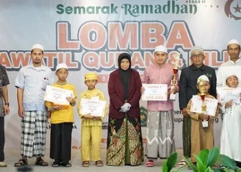 Pembagian hadiah bagi pemenang acara MTQ oleh RSU Wajak Husada.