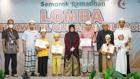 Pembagian hadiah bagi pemenang acara MTQ oleh RSU Wajak Husada.