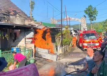 Kilatan api yang menyambar hingga atap rumah akibat pom mini terbakar diduga akibat korsleting pada mesin, Rabu (19/4/2023).