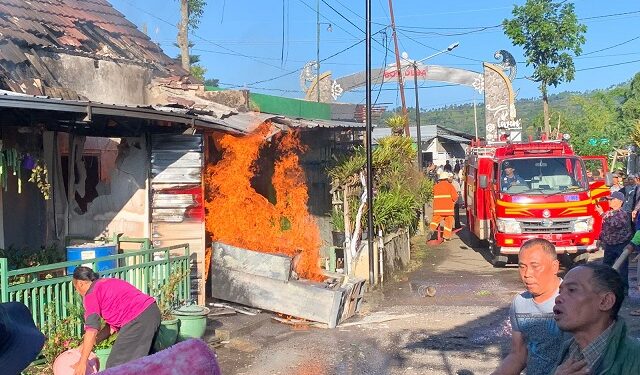 Kilatan api yang menyambar hingga atap rumah akibat pom mini terbakar diduga akibat korsleting pada mesin, Rabu (19/4/2023).
