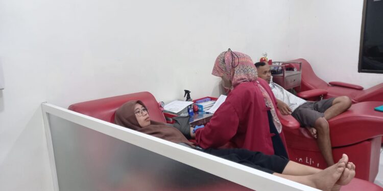 Seorang warga Kabupaten Malang mendonorkan darahnya di UDD PMI Kabupaten Malang.