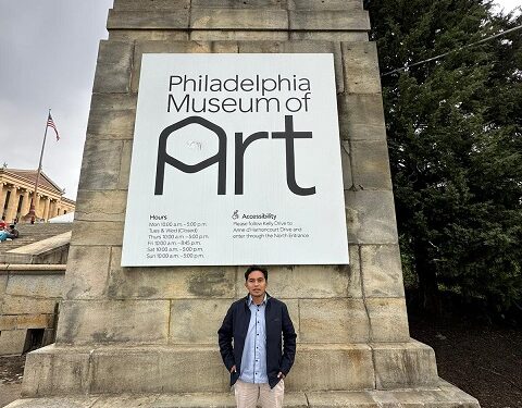 Ach Dhofir Zuhry berada di Philadelphia Museum of Art.