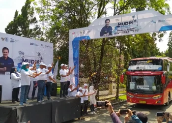 Pelepasan ratusan peserta Program Mudik Gratis BUMN di Kantor PJT I Malang, Jawa Timur, Selasa (18/4/2023).
