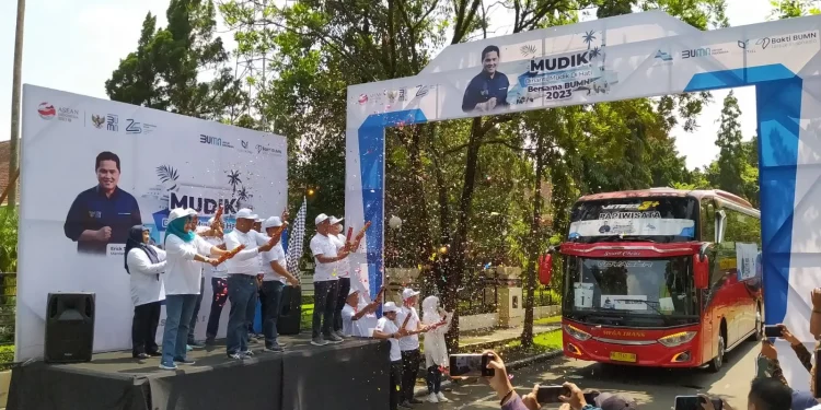 Pelepasan ratusan peserta Program Mudik Gratis BUMN di Kantor PJT I Malang, Jawa Timur, Selasa (18/4/2023).