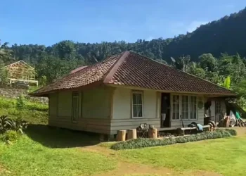Penampakan Rumah Abah Jajang yang miliki pemandangan indah.