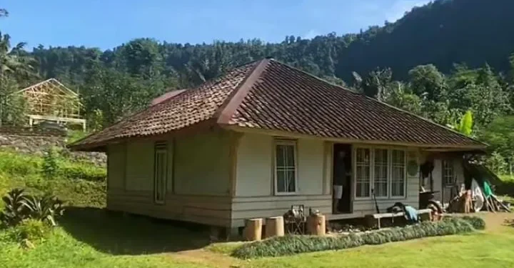 Penampakan Rumah Abah Jajang yang miliki pemandangan indah.