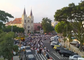 Idul Fitri,Salat Idul Fitri,Masjid Agung Jami Malang - Semarak Salat Idul Fitri 2023 di Masjid Agung Jami Malang, Jemaah Penuhi Halaman Gereja Hati Kudus Kayutangan