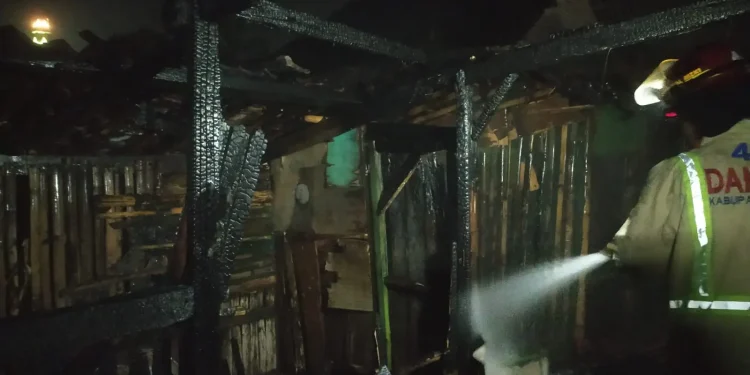 Petugas Damkar Kabupaten Malang melalukan pembasahan di kandang milik Misnan.