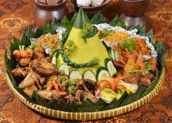 Tumpeng dalam selamatan orang Jawa.