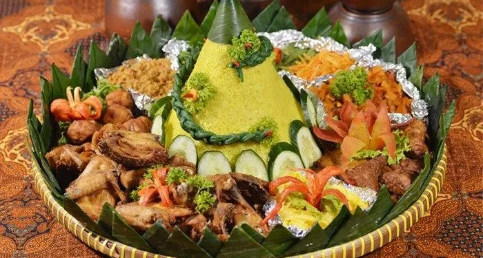 Tumpeng dalam selamatan orang Jawa.