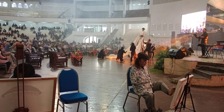 Penampilan seni teater oleh mahasiswa UMM dan seni lukis oleh alumni UMM (14/04/2023).
