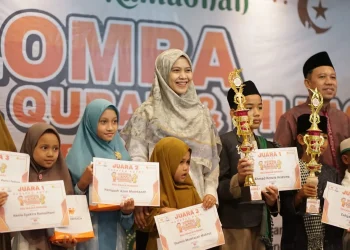 Direktur RSU Wajak Husada, dr Fitriya Fajar Wati, M.Kes, saat memberikan hadiah bagi pemenang lomba Pildacil se-Malang Raya