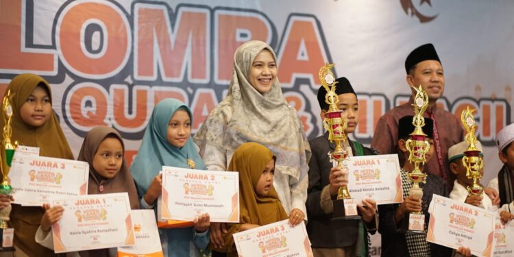 Direktur RSU Wajak Husada, dr Fitriya Fajar Wati, M.Kes, saat memberikan hadiah bagi pemenang lomba Pildacil se-Malang Raya