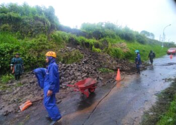 Tanah tebing di di Jalur Lingkar Barat, Desa Oro-Oro Ombo, Kota Batu, tepatnya di bawah Wisma Perjuangan DPD PDIP Jatim di Kota Batu, longsor, Selasa (4/4/2023).