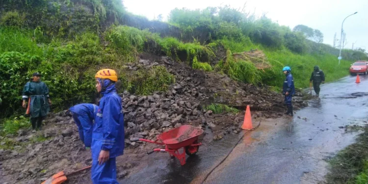 Tanah tebing di di Jalur Lingkar Barat, Desa Oro-Oro Ombo, Kota Batu, tepatnya di bawah Wisma Perjuangan DPD PDIP Jatim di Kota Batu, longsor, Selasa (4/4/2023).