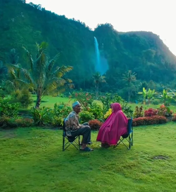 Abah Jajang dan istri saat menikmati pemandangan sekitar rumah mereka.