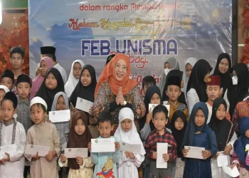 Dekan FEB Unisma, Nur Diana SE MSi, bersama anak yatim dan duafa.