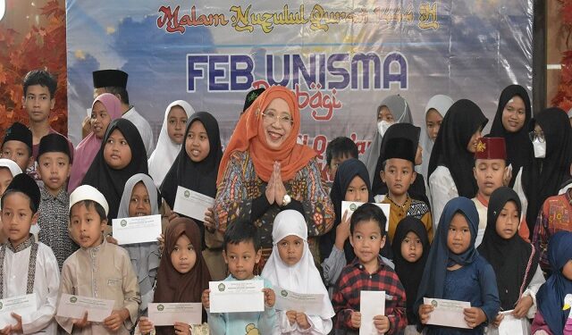 Dekan FEB Unisma, Nur Diana SE MSi, bersama anak yatim dan duafa.