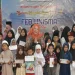 Dekan FEB Unisma, Nur Diana SE MSi, bersama anak yatim dan duafa.