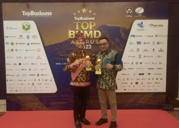Dirut Perumdam Among Tirto Kota Batu Edi Suanedi (kanan) bersama Ketua DPRD Asmadi usai menerima penghargaan TOP BUMD Award 2023.