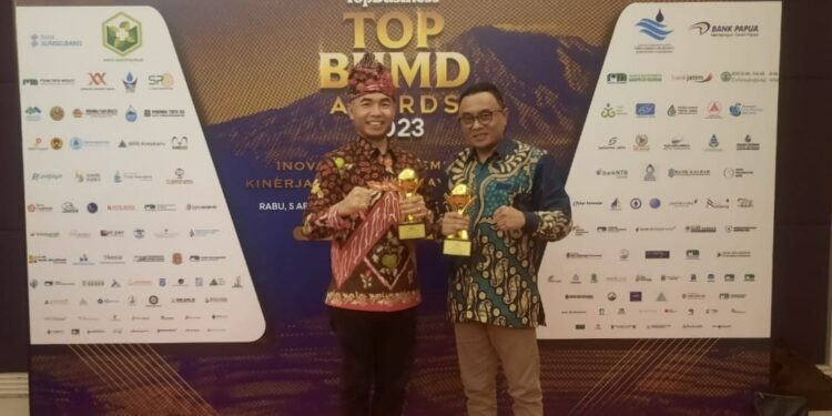 Dirut Perumdam Among Tirto Kota Batu Edi Suanedi (kanan) bersama Ketua DPRD Asmadi usai menerima penghargaan TOP BUMD Award 2023.