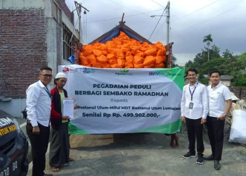 PT Pegadaian Kanwil XII Surabaya salurkan bantuan ribuan paket sembako untuk masyarakat.