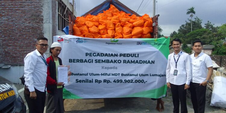 PT Pegadaian Kanwil XII Surabaya salurkan bantuan ribuan paket sembako untuk masyarakat.