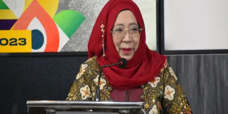 Dekan FEB Unisma, Nur Diana SE MSI, saat memberi sambutan di acara Bimtek layanan prima SMAN 1 Batu.