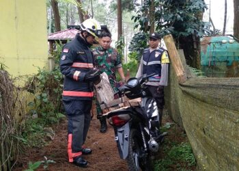 Petugas menemukan sepeda motor milik korban di sekitar Wahana Rumah Terbalik kawasan Coban Talun Kota Batu.