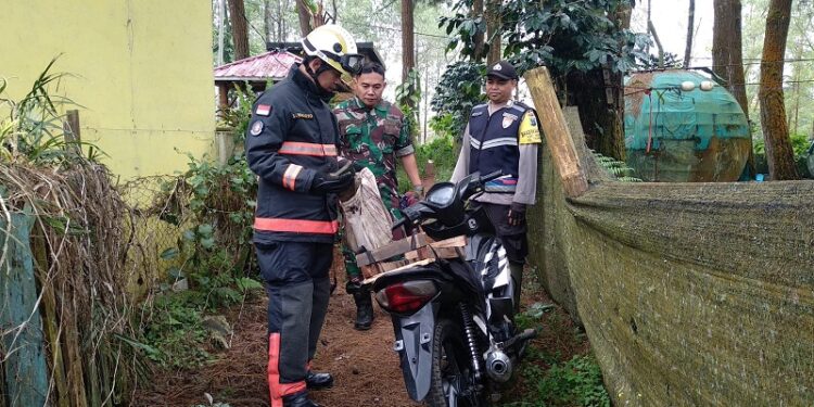 Petugas menemukan sepeda motor milik korban di sekitar Wahana Rumah Terbalik kawasan Coban Talun Kota Batu.