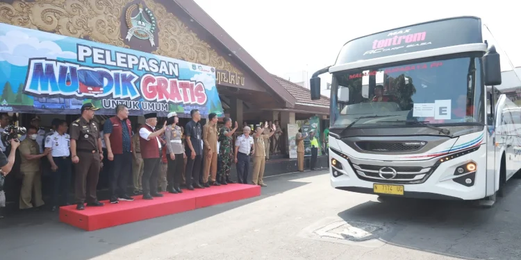 Peserta mudik gratis berangkat dari Pendopo Agung Kabupaten Malang.