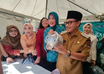 Wali Kota Malang, Sutiaji, saat berada di stan milik PT PKK Kota Malang di gerlaran Pasar Murah yang diserbu masyarakat.
