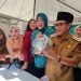 Wali Kota Malang, Sutiaji, saat berada di stan milik PT PKK Kota Malang di gerlaran Pasar Murah yang diserbu masyarakat.