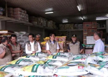 Pj Wali Kota Batu Aries Agung Paewai bersama Tim TPID meninjau sejumlah agen dan distributor bahan pokok guna menekan inflasi jelang Hari Raya Idul Fitri 1443 Hijriah, Jumat (14/4/2023).