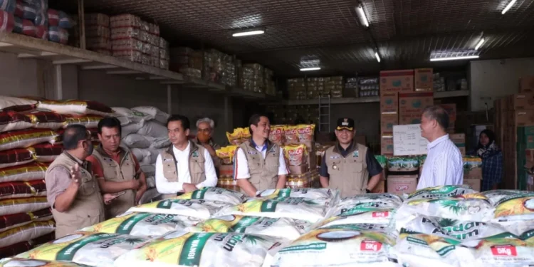 Pj Wali Kota Batu Aries Agung Paewai bersama Tim TPID meninjau sejumlah agen dan distributor bahan pokok guna menekan inflasi jelang Hari Raya Idul Fitri 1443 Hijriah, Jumat (14/4/2023).