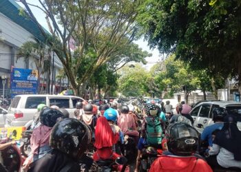 Kondisi kemacetan arus lalu lintas di depan Ramayana, Kota Malang.